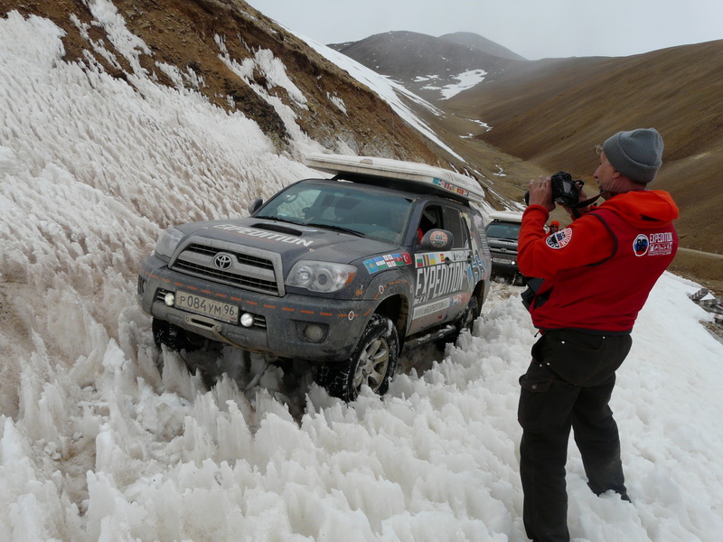 Xinjiang-Tibet Strasse vom dicken Schnee bedeckt im April